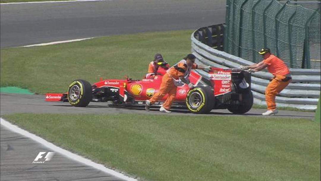 La Ferrari viene posteggiata a bordo pista. 